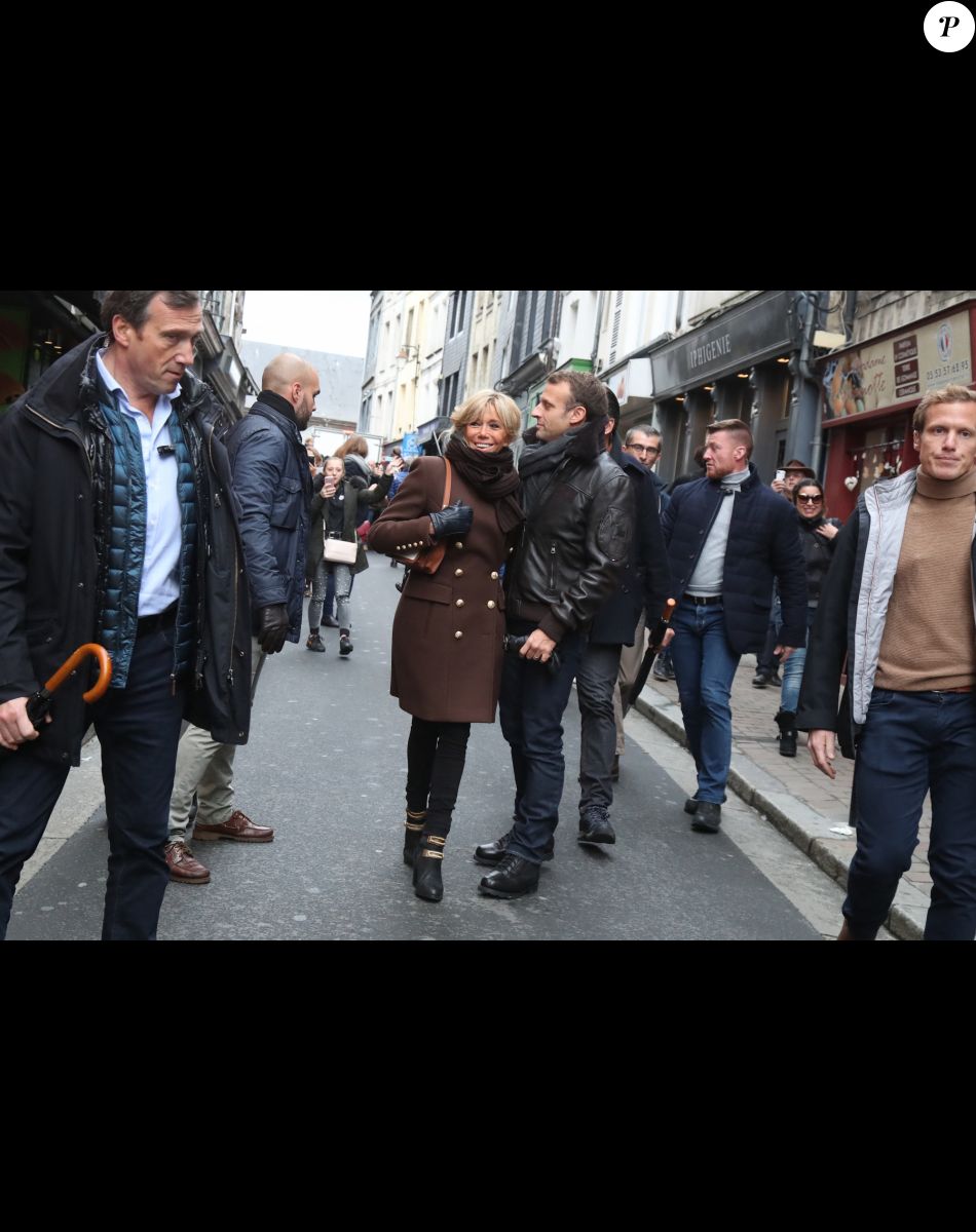 Le président de la République française Emmanuel Macron et sa femme la Première Dame Brigitte Macron en week-end de 3 jours à Honfleur le 1er novembre 2018. Le couple présidentiel s'est rendu en début d'après-midi au Bistro des Artistes dans la vieille ville de Honfleur (Calvados) avant de déambuler dans les rues de la ville, saluant des passants et posant pour des selfies.