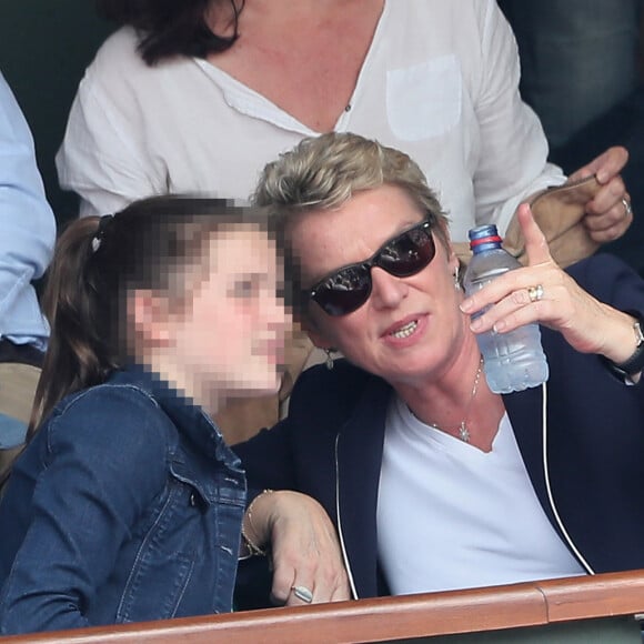 Elise Lucet et sa fille Rose - People dans les tribunes des Internationaux de France de Tennis de Roland Garros à Paris. Le 9 juin 2018 © Cyril Moreau / Bestimage 