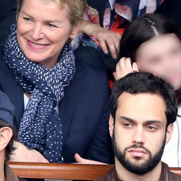 Elise Lucet et sa fille Rose - People dans les tribunes des internationaux de France de Roland Garros à Paris le 4 juin 2016. © Moreau - Jacovides / Bestimage 