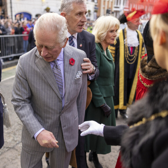 Un manifestant, maîtrisé par la police, a tenté de jeter des oeufs sur le roi Charles III d'Angleterre et Camilla Parker Bowles, reine consort d'Angleterre, à York, le 9 novembre 2022. 