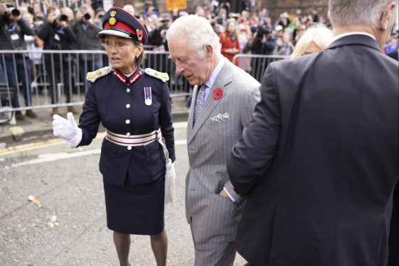 Un manifestant, maîtrisé par la police, a tenté de jeter des oeufs sur le roi Charles III d'Angleterre et Camilla Parker Bowles, reine consort d'Angleterre, à York, le 9 novembre 2022. 