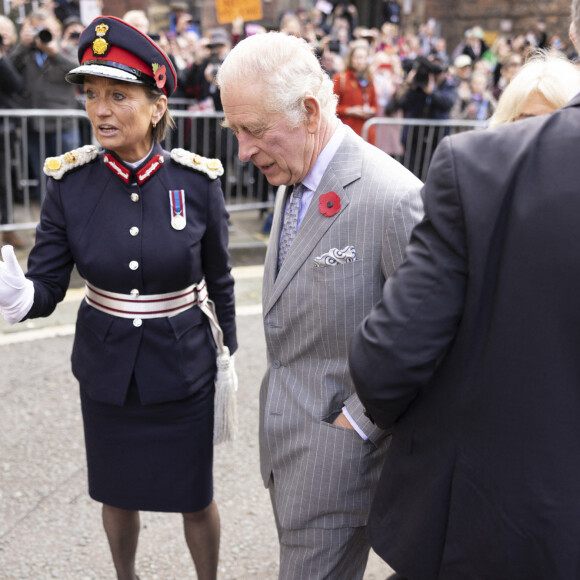 Un manifestant, maîtrisé par la police, a tenté de jeter des oeufs sur le roi Charles III d'Angleterre et Camilla Parker Bowles, reine consort d'Angleterre, à York, le 9 novembre 2022. 