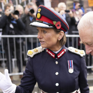 Un manifestant, maîtrisé par la police, a tenté de jeter des oeufs sur le roi Charles III d'Angleterre et Camilla Parker Bowles, reine consort d'Angleterre, à York, le 9 novembre 2022. 