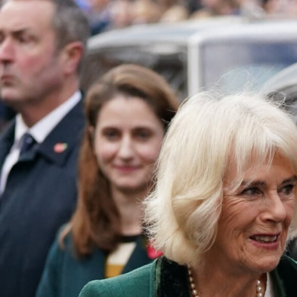 Un manifestant, maîtrisé par la police, a tenté de jeter des oeufs sur le roi Charles III d'Angleterre et Camilla Parker Bowles, reine consort d'Angleterre, à York, le 9 novembre 2022. 