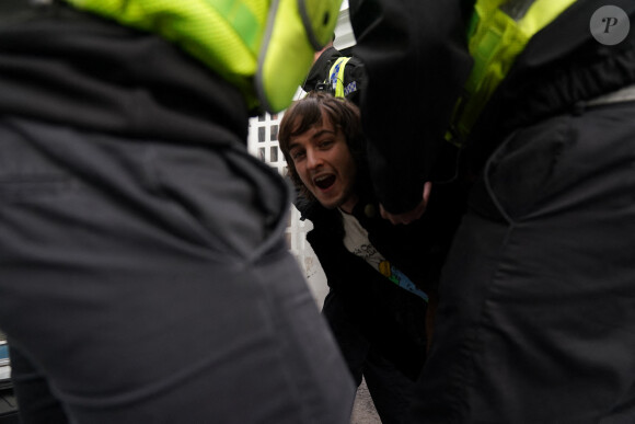Un manifestant, maîtrisé par la police, a tenté de jeter des oeufs sur le roi Charles III d'Angleterre et Camilla Parker Bowles, reine consort d'Angleterre, à York, le 9 novembre 2022. 