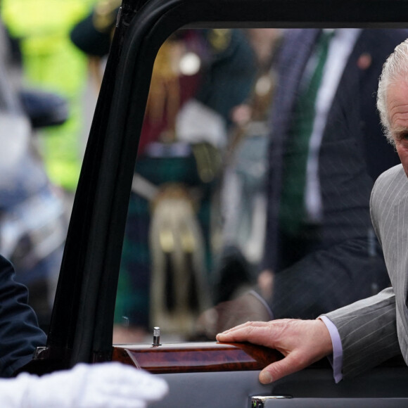 Un manifestant, maîtrisé par la police, a tenté de jeter des oeufs sur le roi Charles III d'Angleterre et Camilla Parker Bowles, reine consort d'Angleterre, à York, le 9 novembre 2022. 