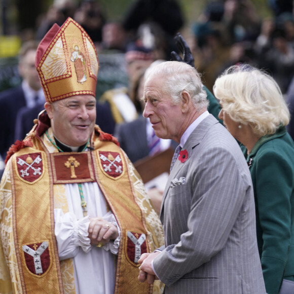 Le roi Charles III d'Angleterre et Camilla Parker Bowles, reine consort d'Angleterre, en visite à York Un manifestant, maîtrisé par la police, a tenté de jeter des oeufs sur le roi Charles III d'Angleterre et Camilla Parker Bowles, reine consort d'Angleterre. Le 9 novembre 2022. 