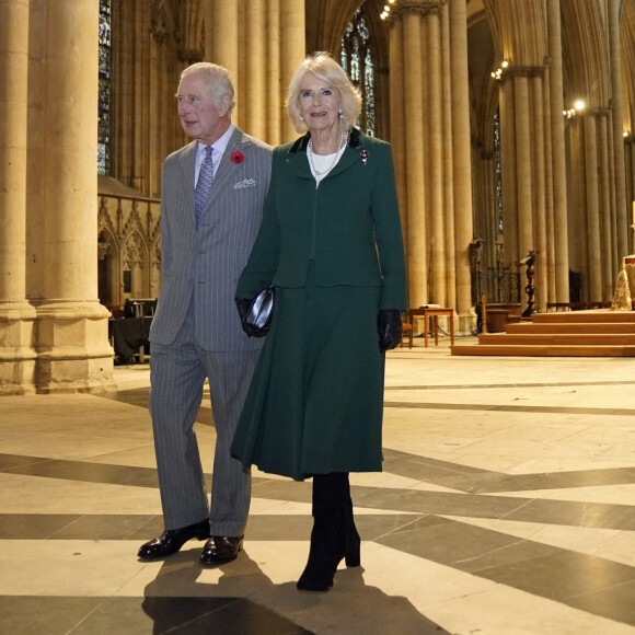Le roi Charles III d'Angleterre et Camilla Parker Bowles, reine consort d'Angleterre, en visite à York Un manifestant, maîtrisé par la police, a tenté de jeter des oeufs sur le roi Charles III d'Angleterre et Camilla Parker Bowles, reine consort d'Angleterre. Le 9 novembre 2022. 