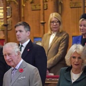 Le roi Charles III d'Angleterre et Camilla Parker Bowles, reine consort d'Angleterre, en visite à York Un manifestant, maîtrisé par la police, a tenté de jeter des oeufs sur le roi Charles III d'Angleterre et Camilla Parker Bowles, reine consort d'Angleterre. Le 9 novembre 2022. 