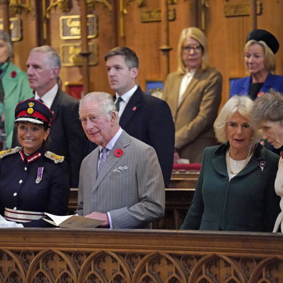 Le roi Charles III d'Angleterre et Camilla Parker Bowles, reine consort d'Angleterre, en visite à York Un manifestant, maîtrisé par la police, a tenté de jeter des oeufs sur le roi Charles III d'Angleterre et Camilla Parker Bowles, reine consort d'Angleterre. Le 9 novembre 2022. 