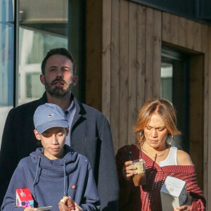 Exclusif - Ben Affleck avec sa femme Jennifer (Lopez) et sa beau-fils Maximilian font du shopping à Culver City le 2 novembre 2022.