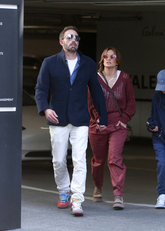 Jennifer Lopez et son mari Ben Affleck se baladent et font du shopping avec leurs enfants Samuel, Emme et Maximilian lors du week-end d'Halloween dans Brentwood à Los Angeles le 30 octobre 2022.