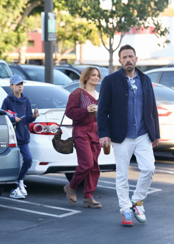 Exclusif - Jennifer Lopez et son mari Ben Affleck se baladent et font du shopping avec leurs enfants Samuel, Emme et Maximilian lors du week-end d'Halloween dans Brentwood à Los Angeles le 30 octobre 2022.