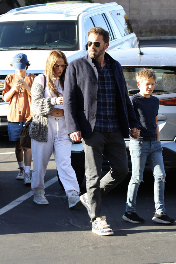 Exclusif - Jennifer Lopez et son mari Ben Affleck se baladent et font du shopping avec leurs enfants Samuel et Emme lors du week-end d'Halloween dans Brentwood à Los Angeles le 29 octobre 2022.