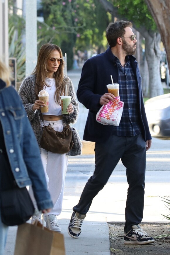 Exclusif - Jennifer Lopez et son mari Ben Affleck se baladent et font du shopping avec leurs enfants Samuel et Emme lors du week-end d'Halloween dans Brentwood à Los Angeles le 29 octobre 2022.