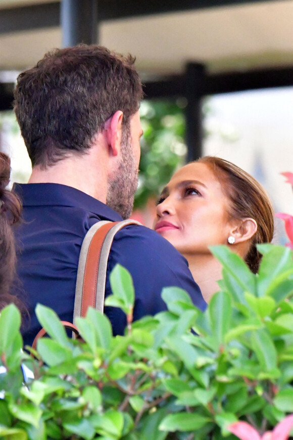 Jennifer Lopez et Ben Affleck partagent une pause tendresse en marge du 78ème festival international du film de Venise, la Mostra le 11 septembre 2021. 