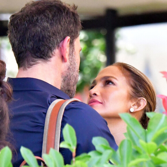 Jennifer Lopez et Ben Affleck partagent une pause tendresse en marge du 78ème festival international du film de Venise, la Mostra le 11 septembre 2021. 