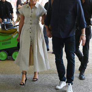 Ben Affleck et sa compagne Jennifer Lopez, aperçus main dans la main, à l'aéroport de Venise, à l'issue du festival international du film (La Mostra), le 11 septembre 2021. 