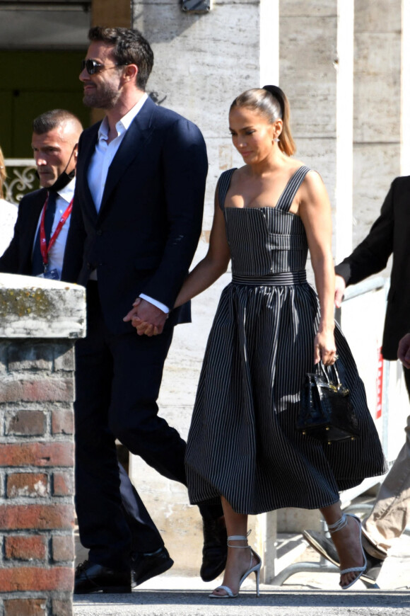 Ben Affleck et sa compagne Jennifer Lopez se promènent à Venise pendant le festival international du film à Venise (La Mostra), le 10 septembre 2021.