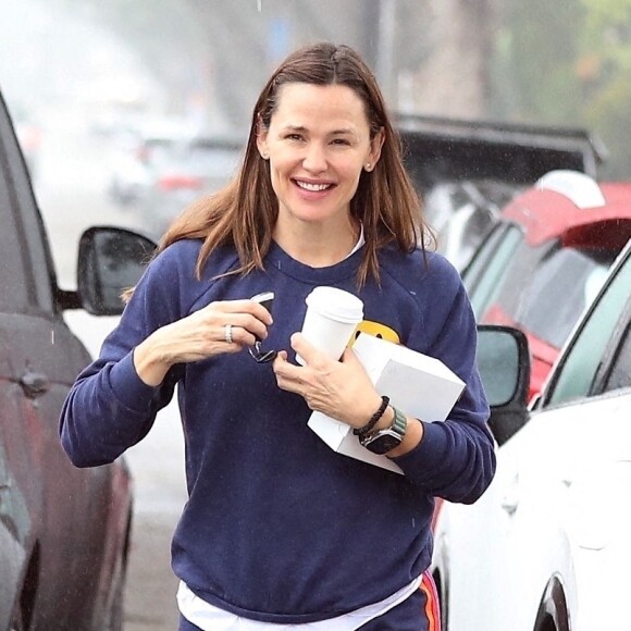 Exclusif - Jennifer Garner sous la pluie à Santa Monica, Los Angeles, Californie, Etats-Unis, le 7 novembre 2022.