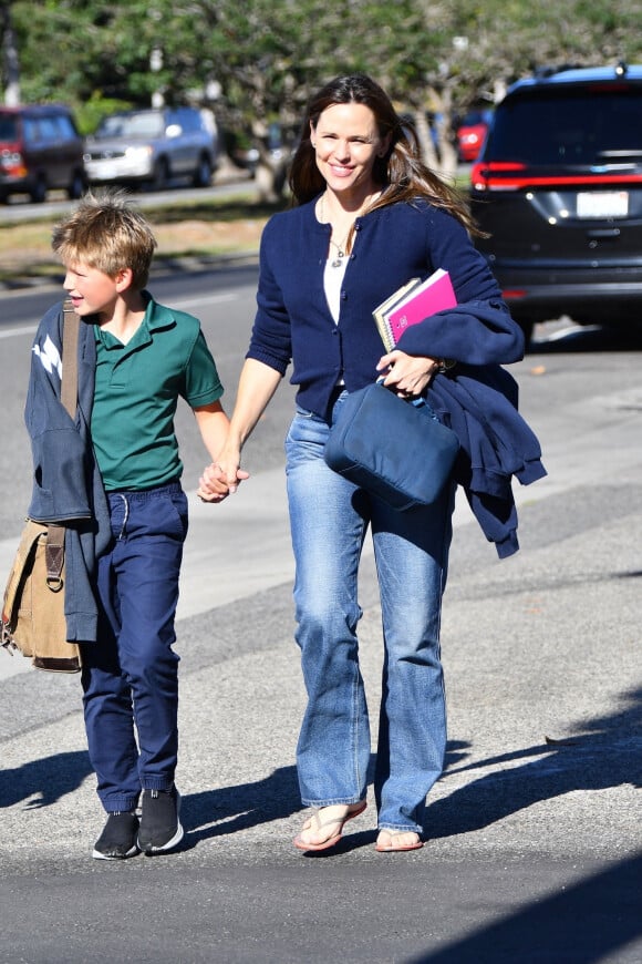 Exclusif - Jennifer Garner est allée chercher son fils samuel à la sortie de l'école à Santa Monica le 24 octobre 2022.