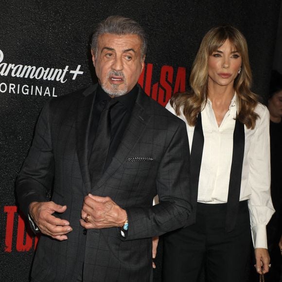Sylvester Stallone, sa femme Jennifer Flavin et leur filles Sistine et Sophia à la première de "Tulsa King" à New York le 9 novembre 2022. 