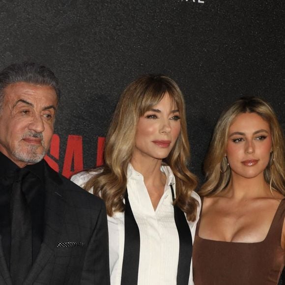Sylvester Stallone, sa femme Jennifer Flavin et leur filles Sistine et Sophia à la première de "Tulsa King" à New York le 9 novembre 2022. 