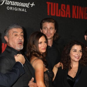 Sylvester Stallone, sa femme Jennifer Flavin et leur filles Sistine et Sophia à la première de "Tulsa King" à New York le 9 novembre 2022. 