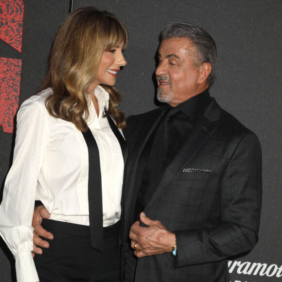 Sylvester Stallone, sa femme Jennifer Flavin et leur filles Sistine et Sophia à la première de "Tulsa King" à New York le 9 novembre 2022. 