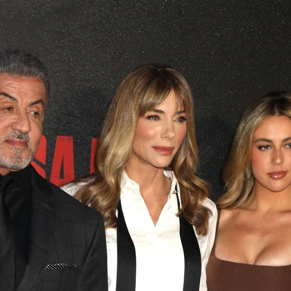 Sylvester Stallone, sa femme Jennifer Flavin et leur filles Sistine et Sophia à la première de "Tulsa King" à New York le 9 novembre 2022. 