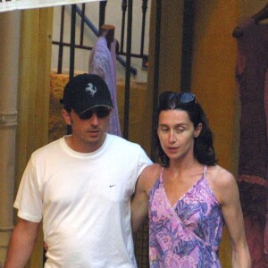 Gad Elmaleh et sa compagne Anne Brochet en août 2001.