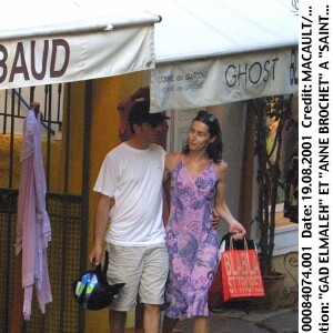 Gad Elmaleh et sa compagne Anne Brochet en août 2001.