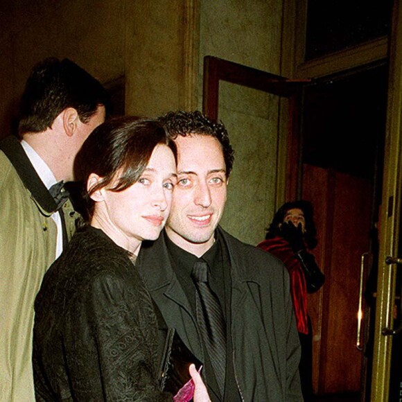 Gad Elmaleh et sa compagne Anne Brochet en février 2001.