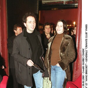 Gad Elmaleh et sa compagne Anne Brochet en février 2001.