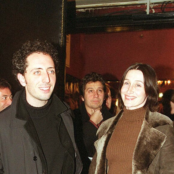 Gad Elmaleh et sa compagne Anne Brochet en février 2001.