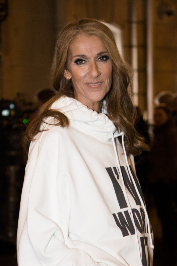 Céline Dion porte un sweat blanc à capuche avec l'inscription "I'M WORTH IT" (Je le vaux bien) à la sortie de l'hôtel Plaza Athénée après le tournage pour l'Oréal à Paris, France, le 30 janvier 2019. 