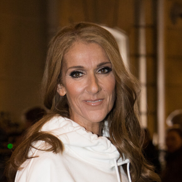 Céline Dion porte un sweat blanc à capuche avec l'inscription "I'M WORTH IT" (Je le vaux bien) à la sortie de l'hôtel Plaza Athénée après le tournage pour l'Oréal à Paris, France, le 30 janvier 2019. 