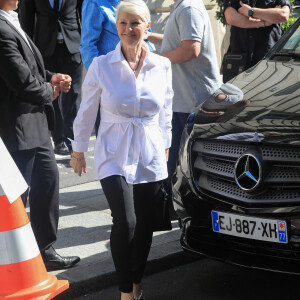 Exclusif - Linda, la soeur de Céline Dion quitte l'hôtel Royal Monceau pour se rendre au concert de Céline Dion à l'Accorhotels Arena à Paris le 4 juillet 2017. 