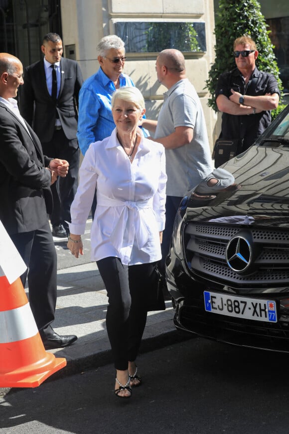 Exclusif - Linda, la soeur de Céline Dion quitte l'hôtel Royal Monceau pour se rendre au concert de Céline Dion à l'Accorhotels Arena à Paris le 4 juillet 2017. 