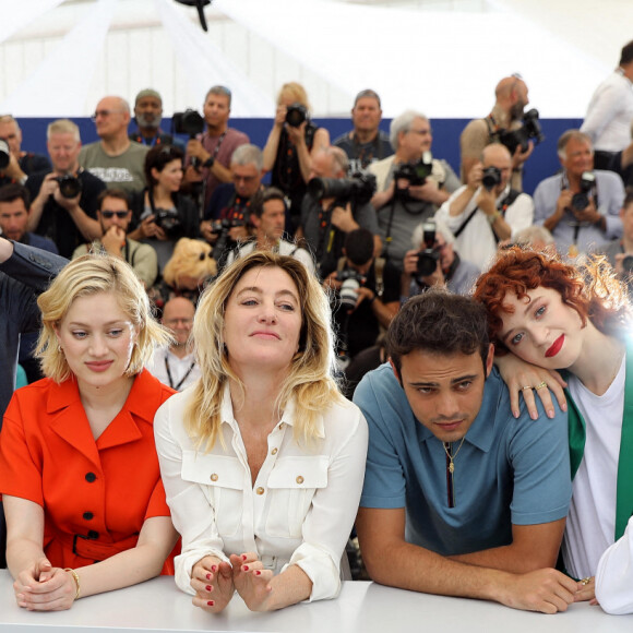 Louis Garrel, Micha Lescot, Nadia Tereszkiewicz, Valeria Bruni-Tedeschi Tedeschi, Sofiane Bennacer, Clara Bretheau et Noham Edje au photocall de "Les amandiers" lors du 75ème Festival International du Film de Cannes, France, le 23 mai 2022. © Dominique Jacovides/Bestimage