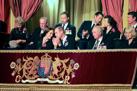 Le prince William, prince de Galles, et Catherine (Kate) Middleton, princesse de Galles, le roi Charles III d'Angleterre, la princesse Anne, Sir Timothy Laurence et Camilla Parker Bowles, reine consort d'Angleterre, - Les membres de la famille royale d'Angleterre lors du festival annuel du souvenir de la Royal British Legion au Royal Albert Hall de Londres, Royaume Uni, le 12 novembre 2022.