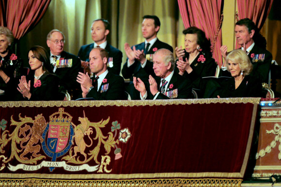 Le prince William, prince de Galles, et Catherine (Kate) Middleton, princesse de Galles, le roi Charles III d'Angleterre, la princesse Anne, Sir Timothy Laurence et Camilla Parker Bowles, reine consort d'Angleterre, - Les membres de la famille royale d'Angleterre lors du festival annuel du souvenir de la Royal British Legion au Royal Albert Hall de Londres, Royaume Uni, le 12 novembre 2022.
