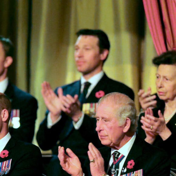 Le prince William, prince de Galles, et Catherine (Kate) Middleton, princesse de Galles, le roi Charles III d'Angleterre, la princesse Anne, Sir Timothy Laurence et Camilla Parker Bowles, reine consort d'Angleterre, - Les membres de la famille royale d'Angleterre lors du festival annuel du souvenir de la Royal British Legion au Royal Albert Hall de Londres, Royaume Uni, le 12 novembre 2022.