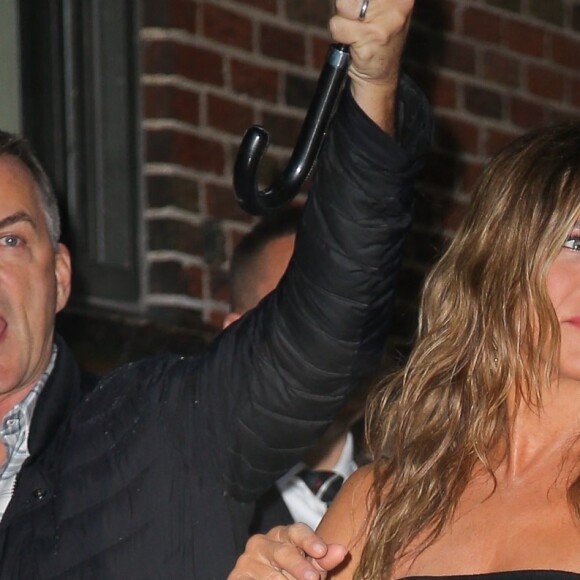 Jennifer Aniston arrive dans les studios de l'émission 'The Late Show With Stephen Colbert' pour faire la promotion de 'The Morning Show' à New York, le 29 octobre 2019.