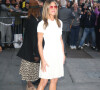 Jennifer Aniston, vêtue d'une robe blanche, quitte les studios de l'émission "Good Morning America" à New York, le 28 octobre 2019. 