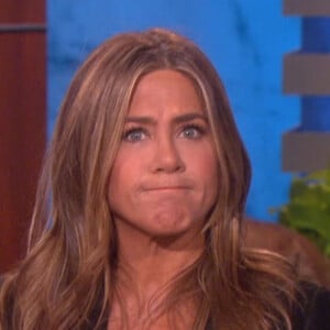 Jennifer Aniston embrasse Ellen DeGeneres sur le plateau du "Ellen Show" à Los Angeles, le 28 octobre 2019.