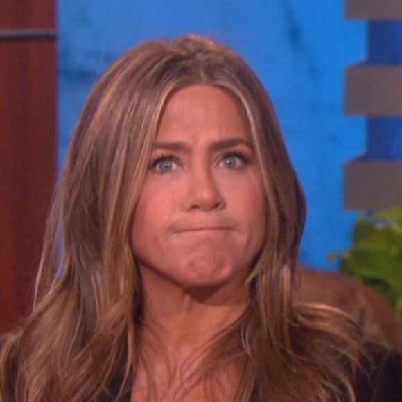 Jennifer Aniston embrasse Ellen DeGeneres sur le plateau du "Ellen Show" à Los Angeles, le 28 octobre 2019.