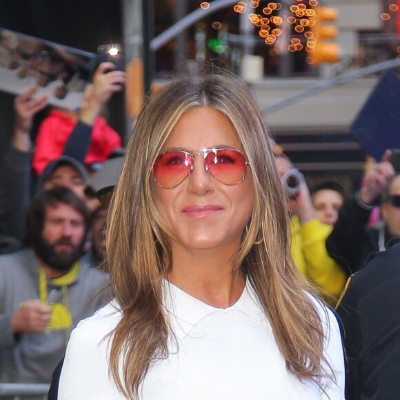 Jennifer Aniston, vêtue d'une robe blanche, quitte les studios de l'émission "Good Morning America" à New York, le 28 octobre 2019. 