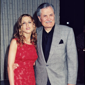 Jennifer Aniston et son père John Aniston lors de la première de "L'objet de mon affection".