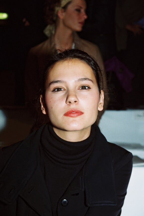 Virginie Ledoyen lors de la collection Chanel de Haute Couture Printemps Ete 2001.